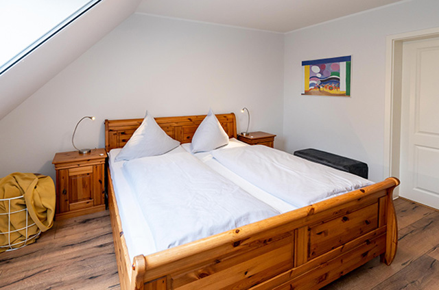 Doppelbett mit Nachttisch Ferienwohnung Fehmarn